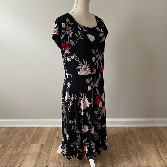 Dark Floral Short Sleeve Dress - Picture 3 of 9